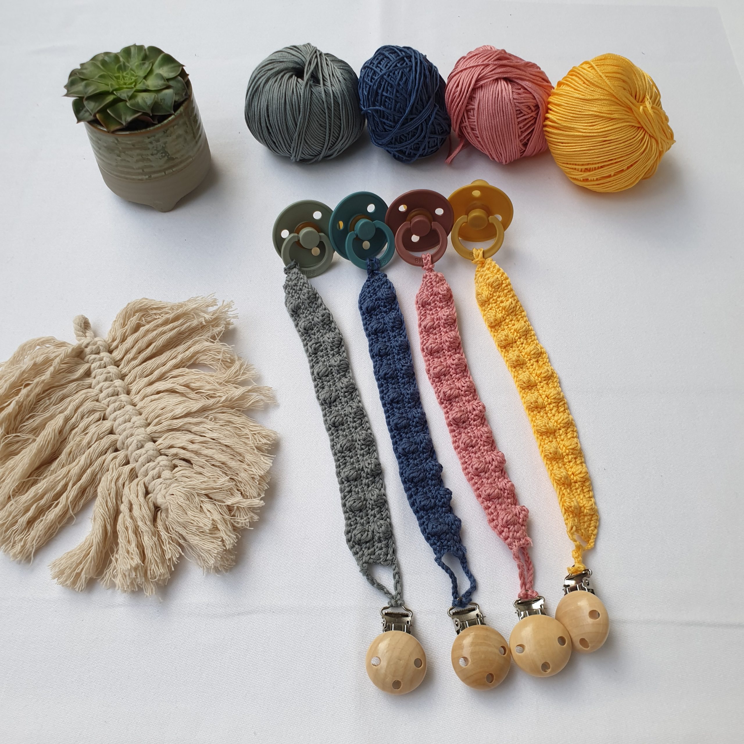 Gehäkelte Nuckelkette handmade Schnullerkette 100% Baumwolle Geschenk zur Geburt 